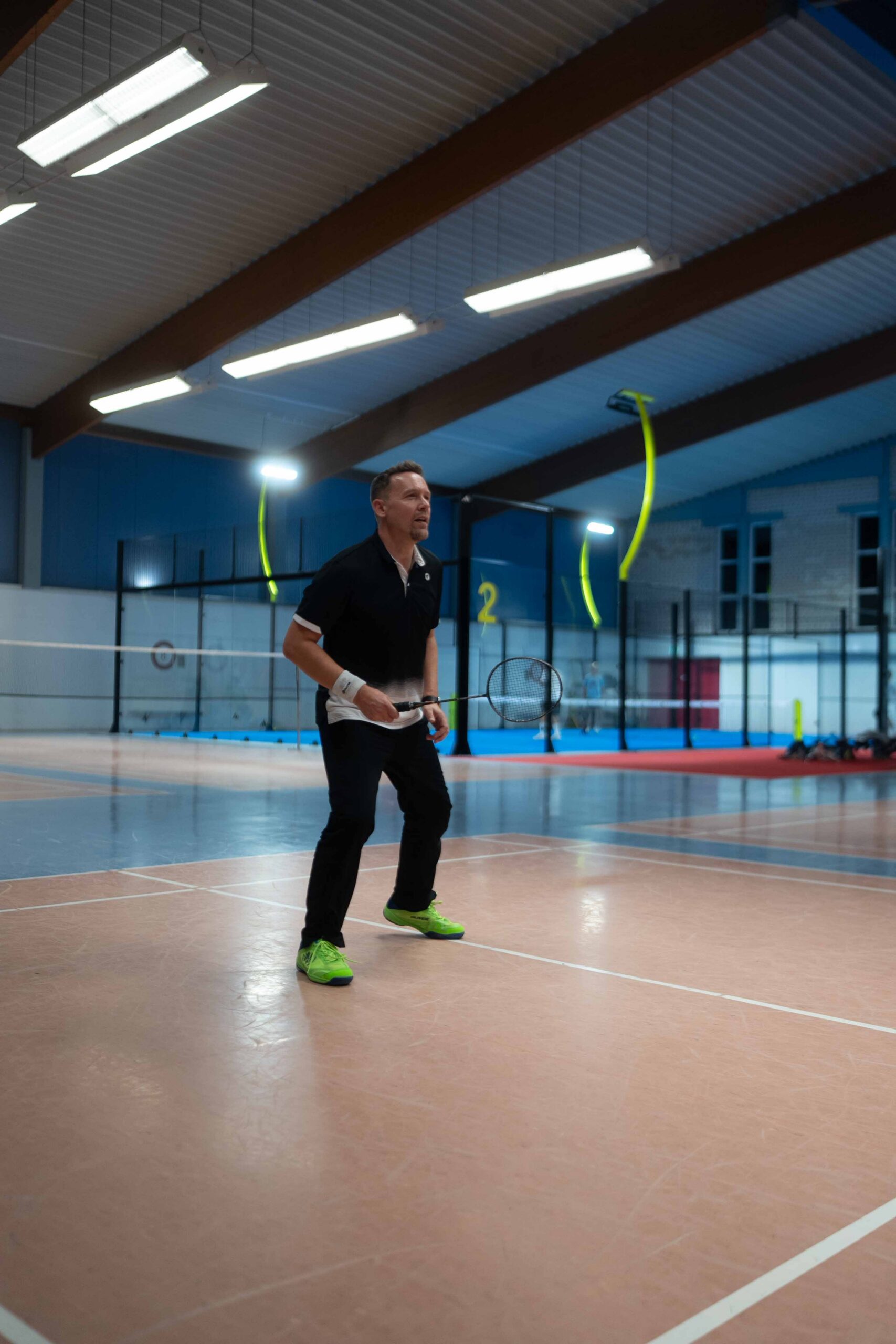 Mann spielt Badminton
