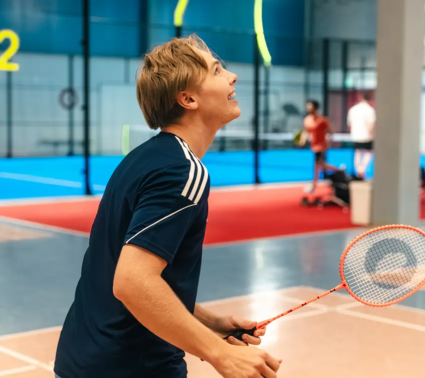 Mann spielt Badminton