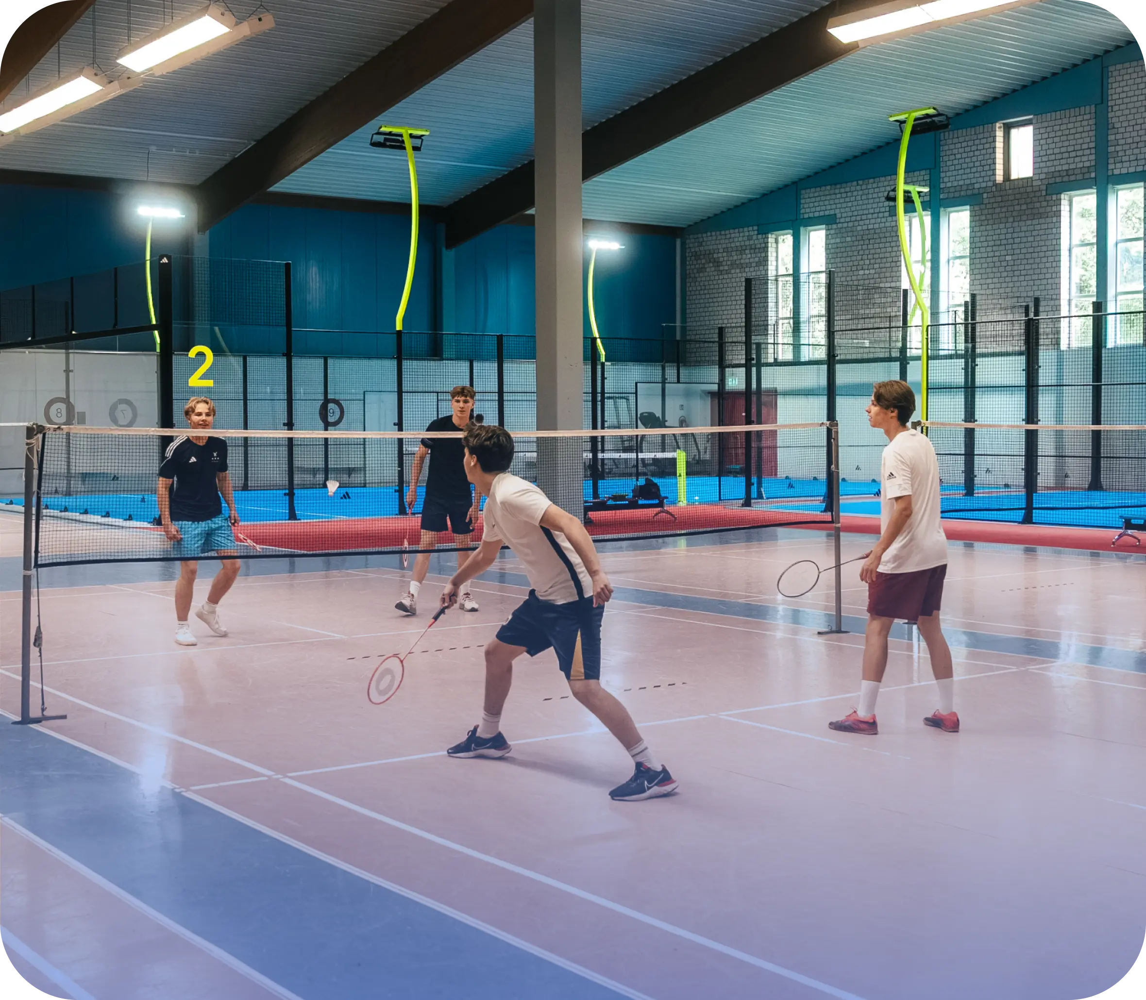 Gruppe spielt Badminton