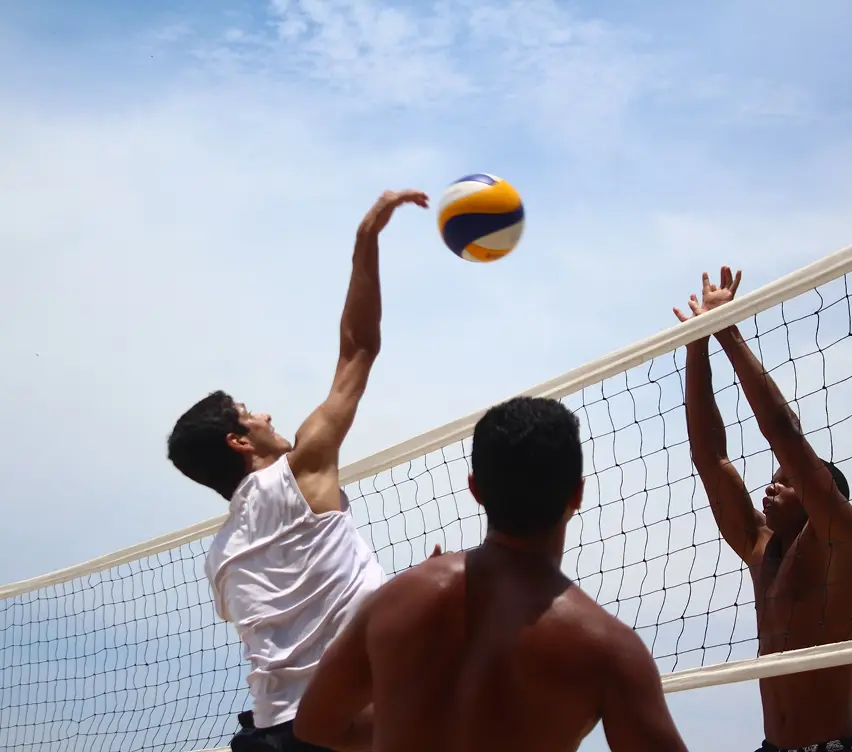 Männer spielen Beachvolleyball