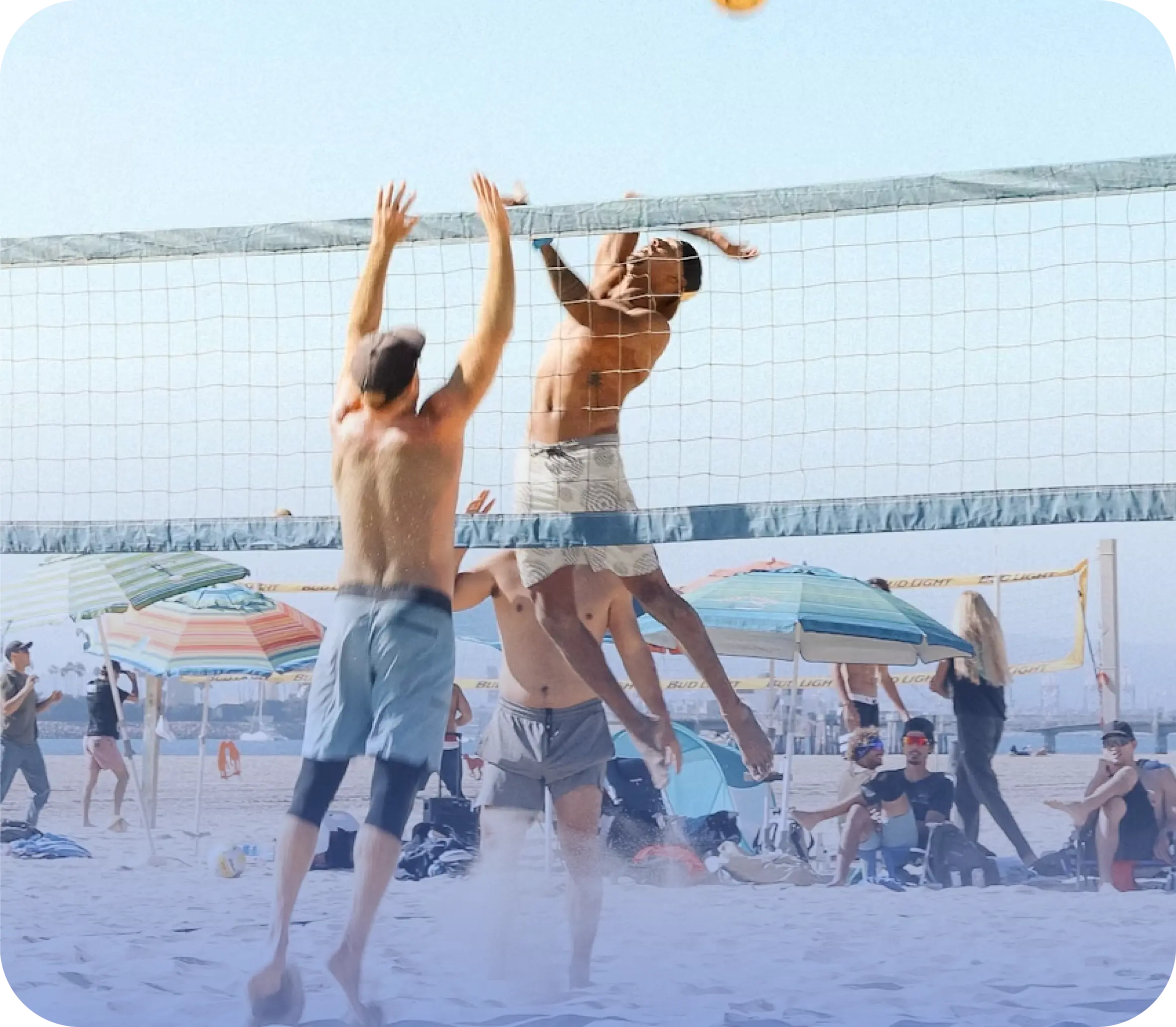 2 Leute spielen Beachvolleyball
