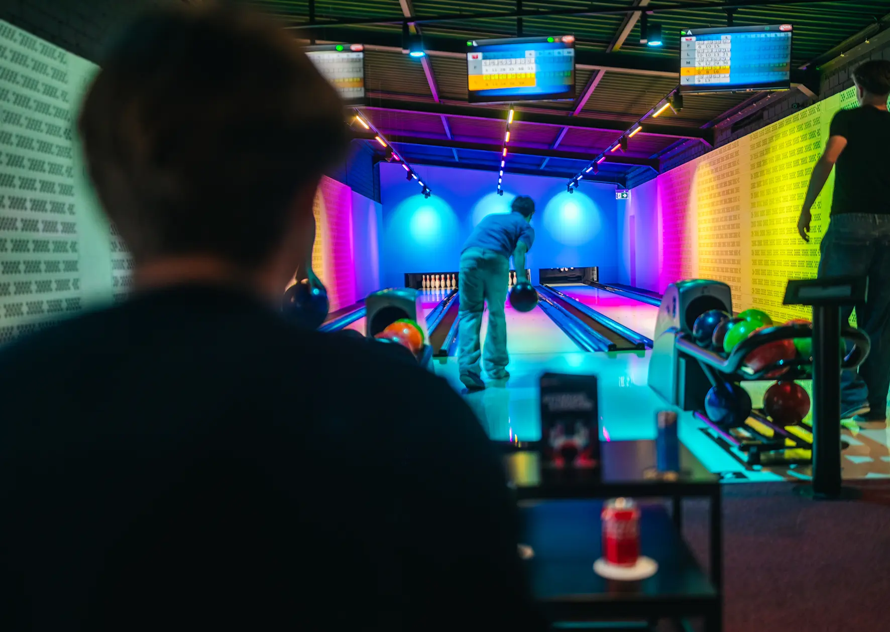 Gruppe spielt Bowling mit Getränken