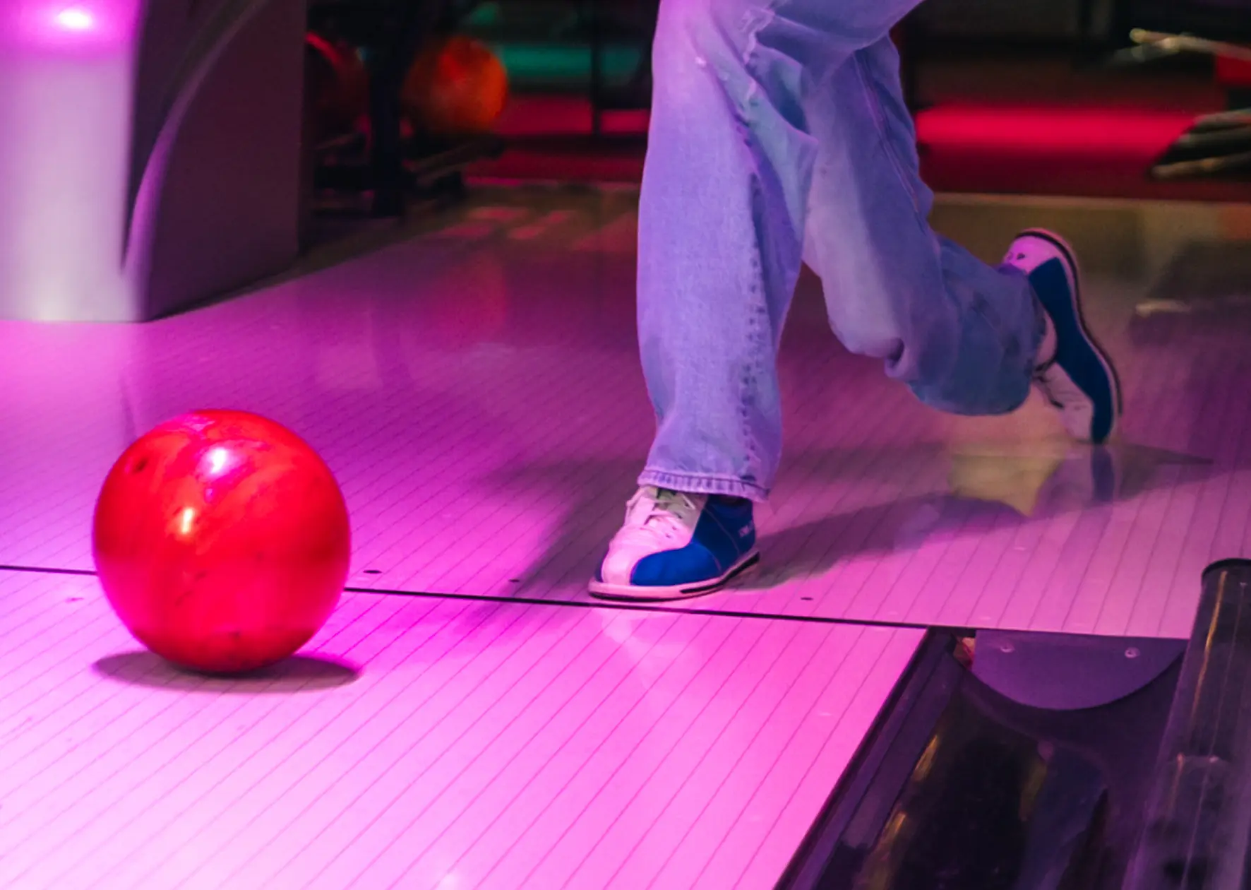 Junge wirft Bowlingkugel