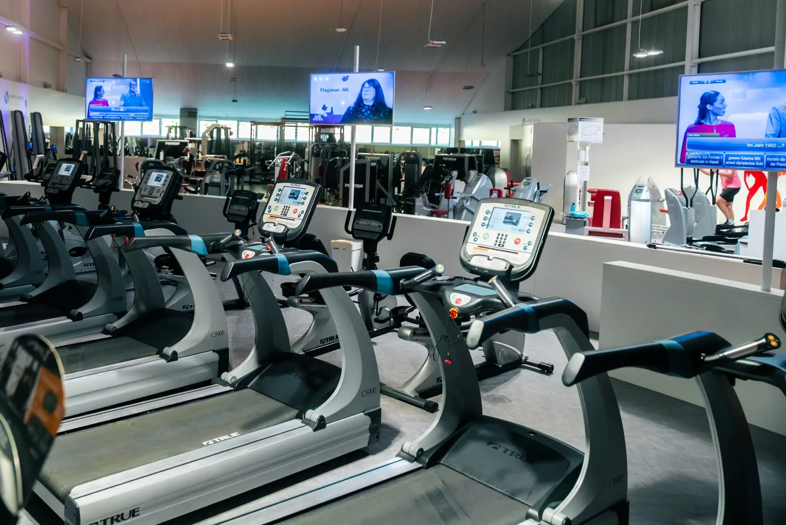 Ausdauerbereich mit Laufbändern im Fitnessstudio