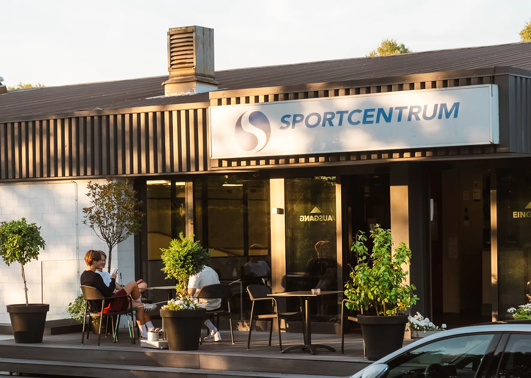 Sportcentrum Berghausen Eingang mit Terrasse