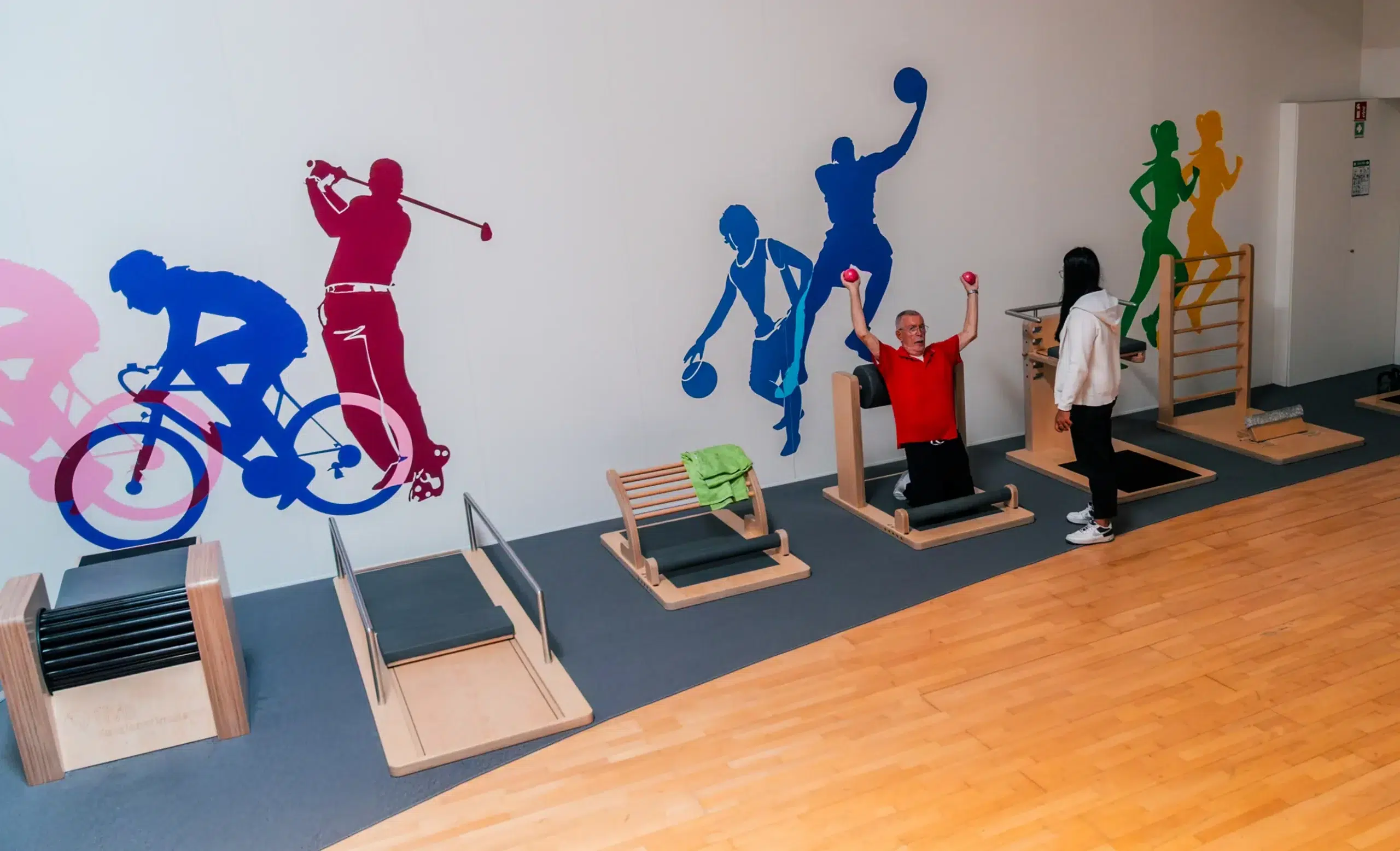 Trainerin berät Kunden am FIVE-Zirkel im Fitnessstudio