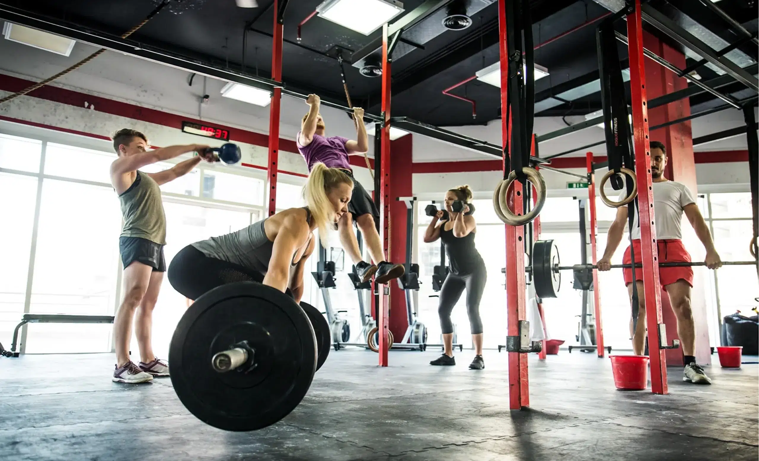 Menschen trainieren im Fitnessstudio