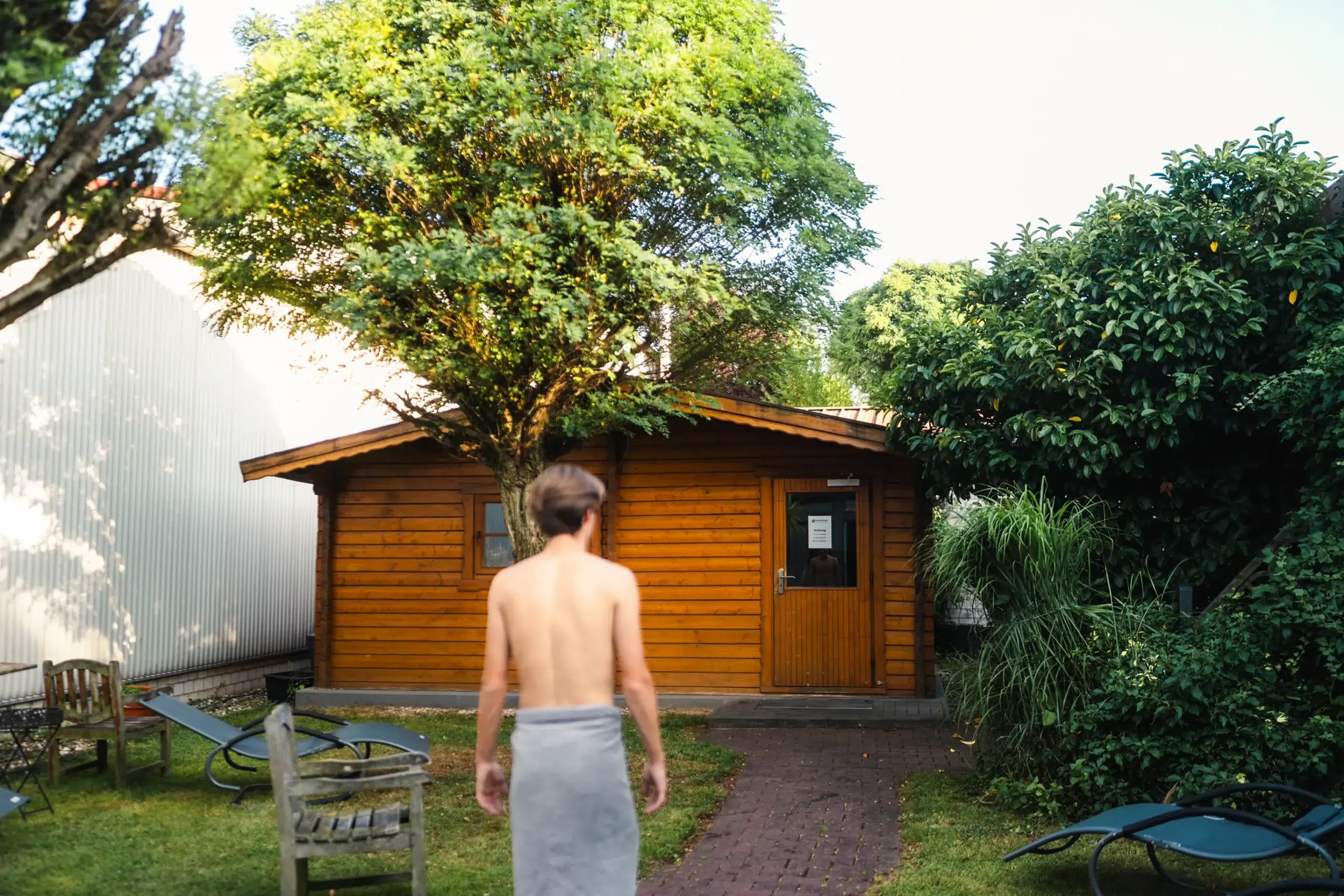 Junge läuft in die Sauna