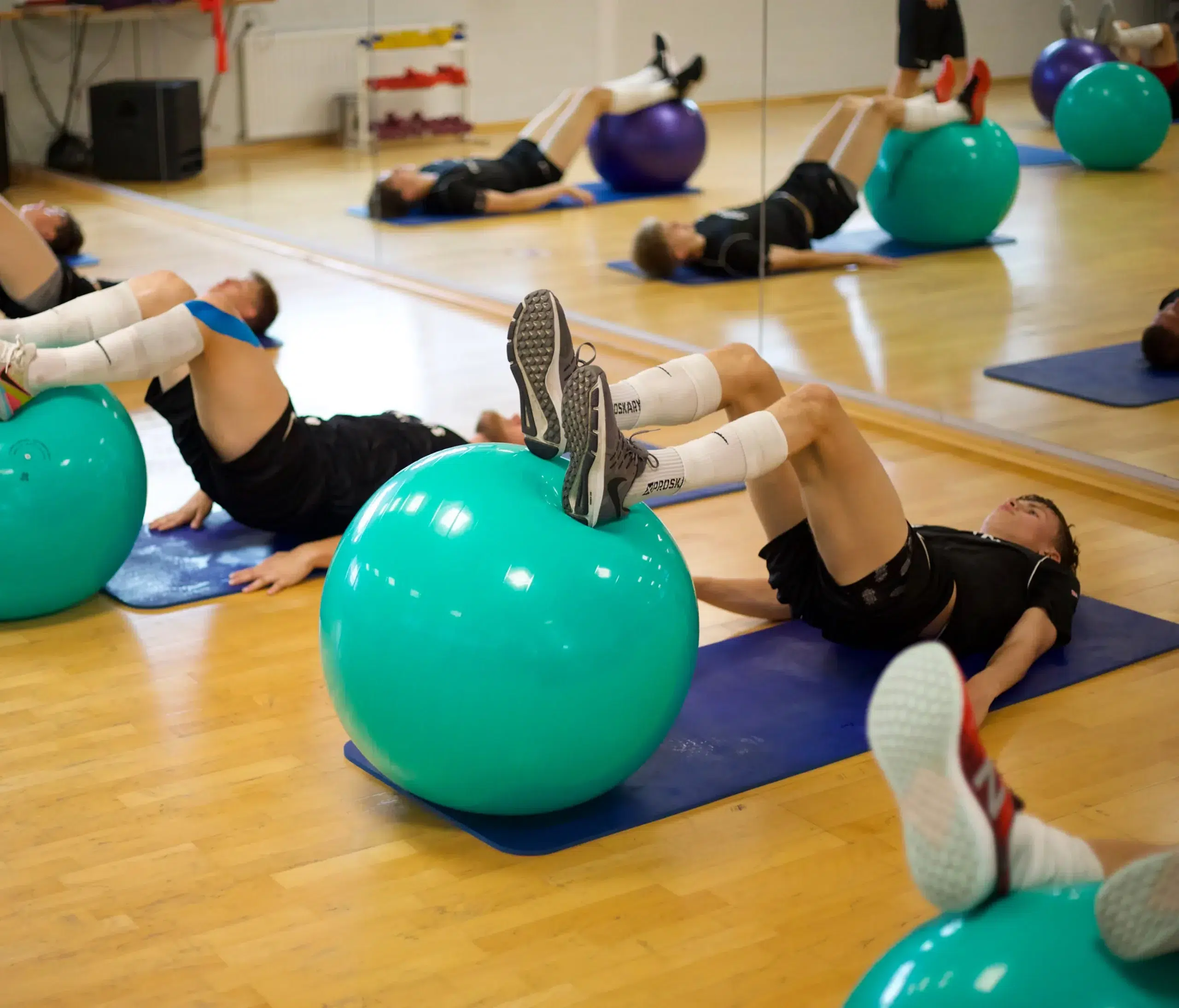 Kinder benutzen Gymnastikball beim Kinderreha