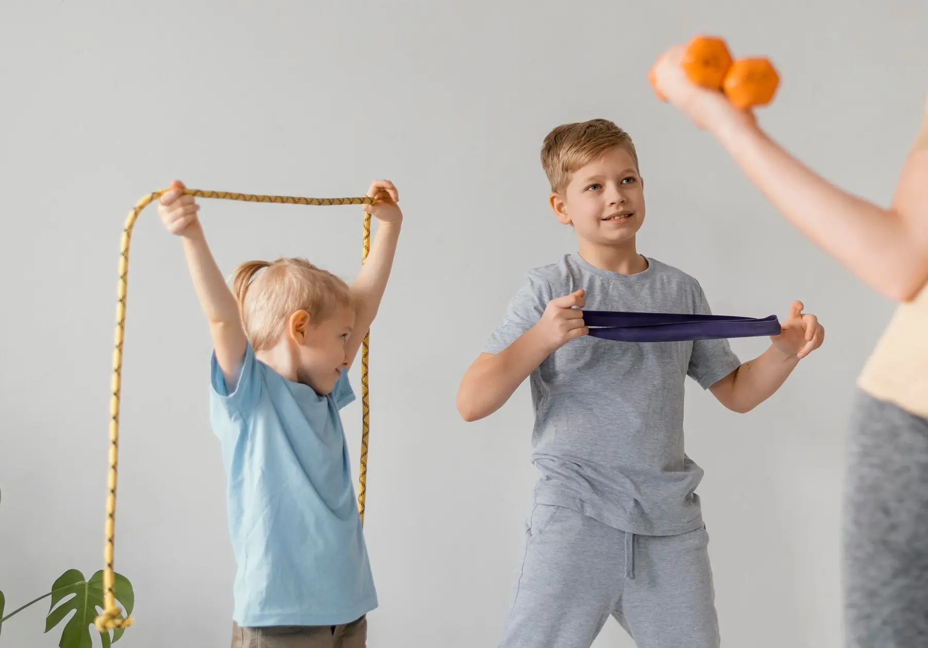 2 Kinder schauen zum Trainer beim Kinderreha