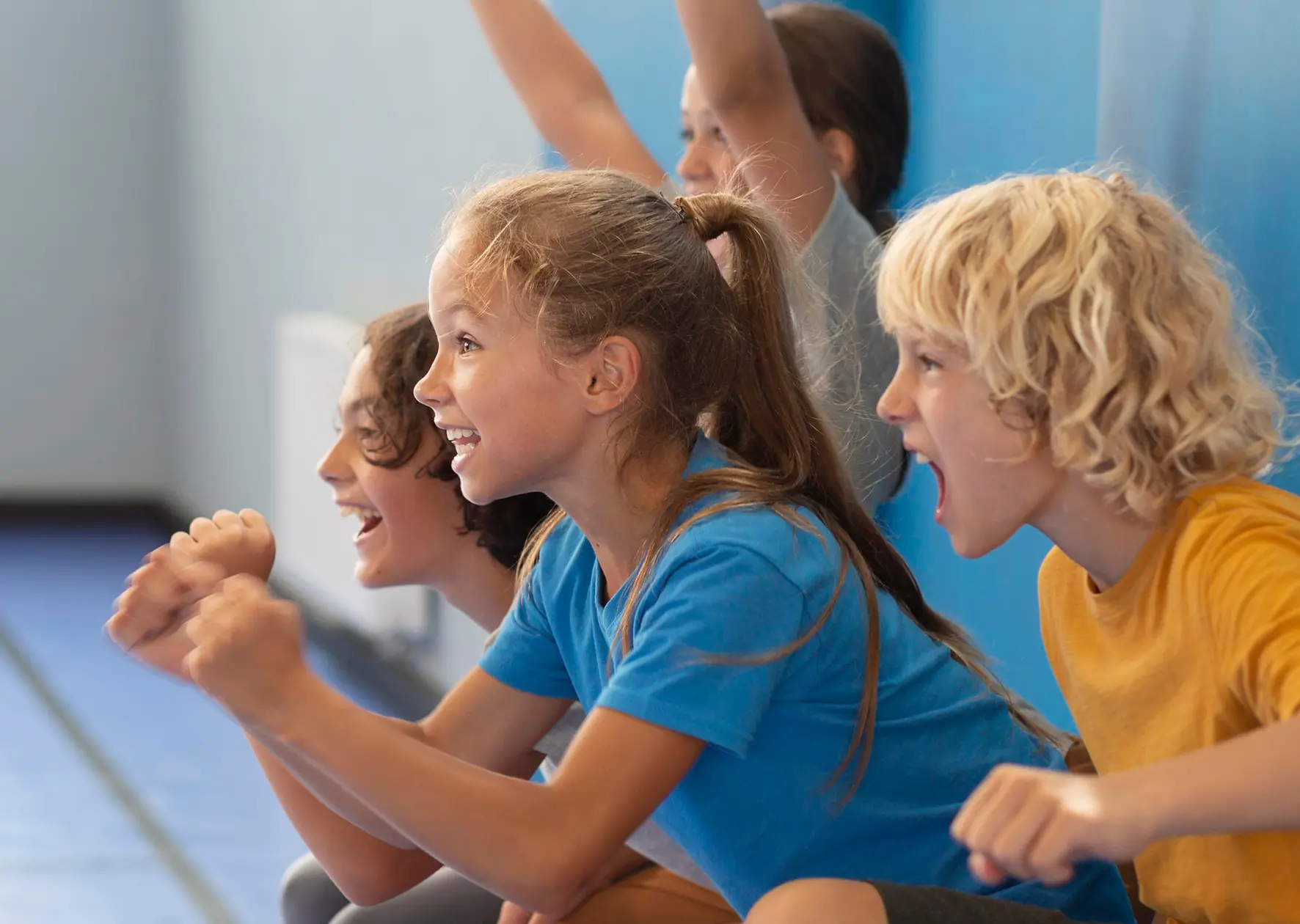 Kinder freuen sich bei Schulausflugsspiele