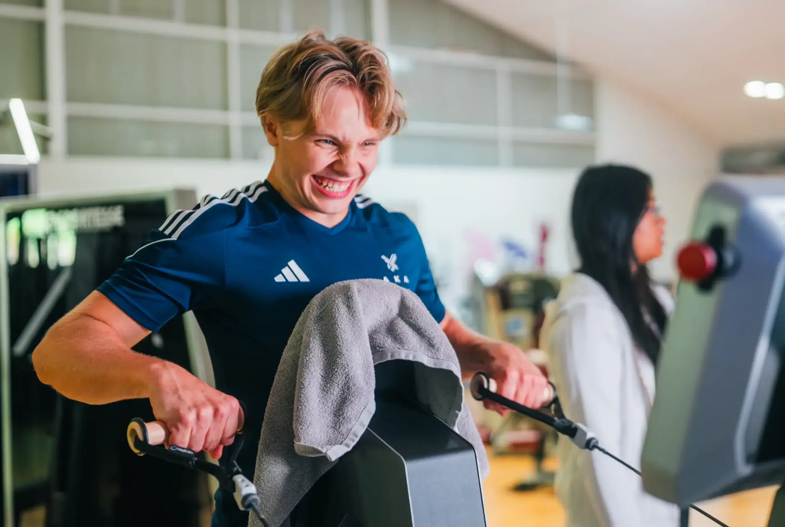 Mann trainiert an den MilonX Geräten im Fitnessbereich