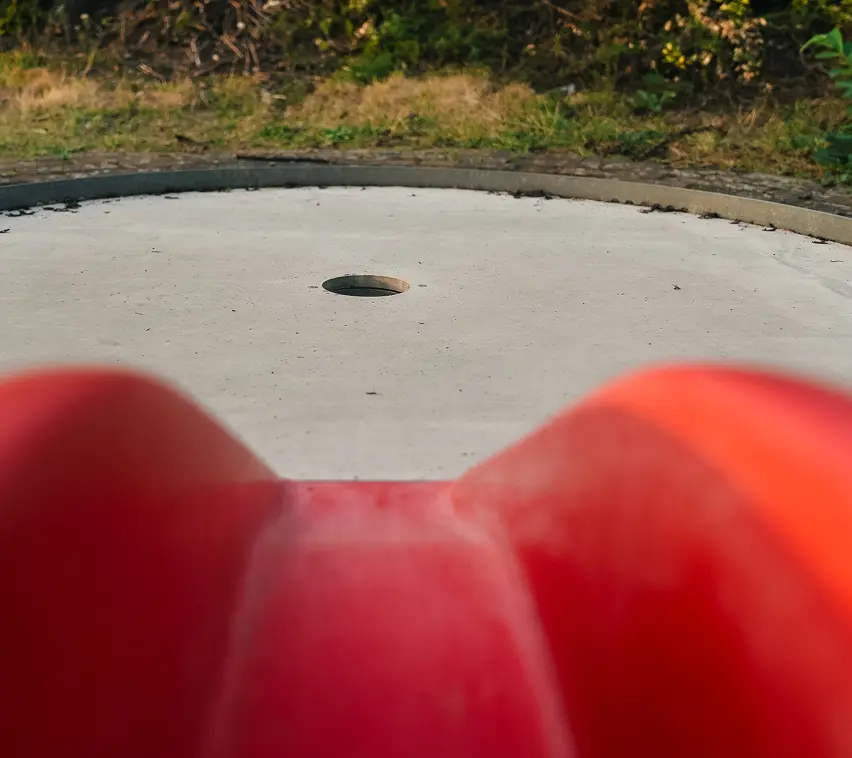 Minigolfhindernis mit Loch