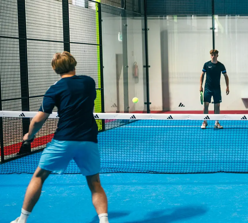 2 Männer spielen Padel
