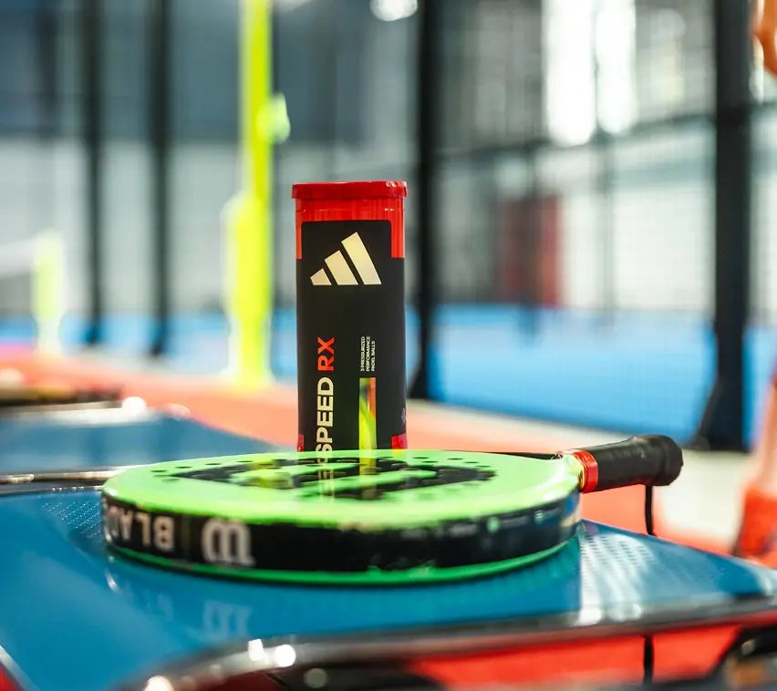 Padelschläger und Padelbälle