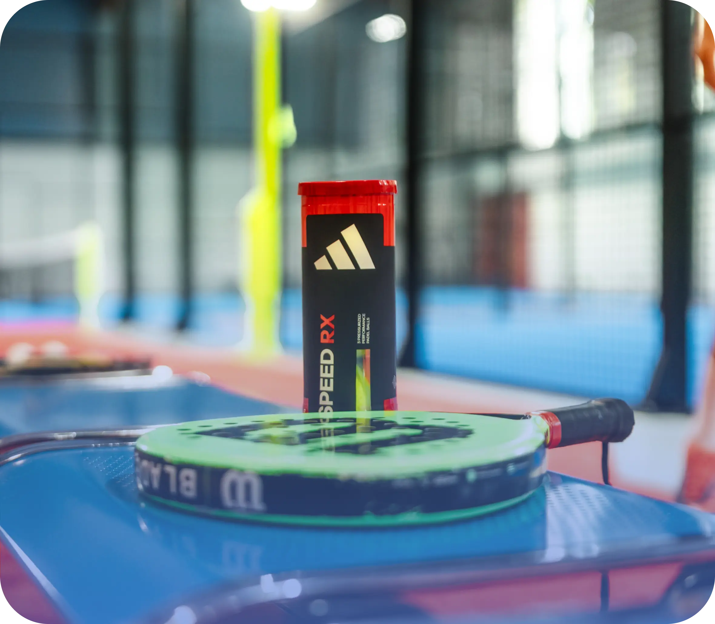 Padelschläger und Padelball