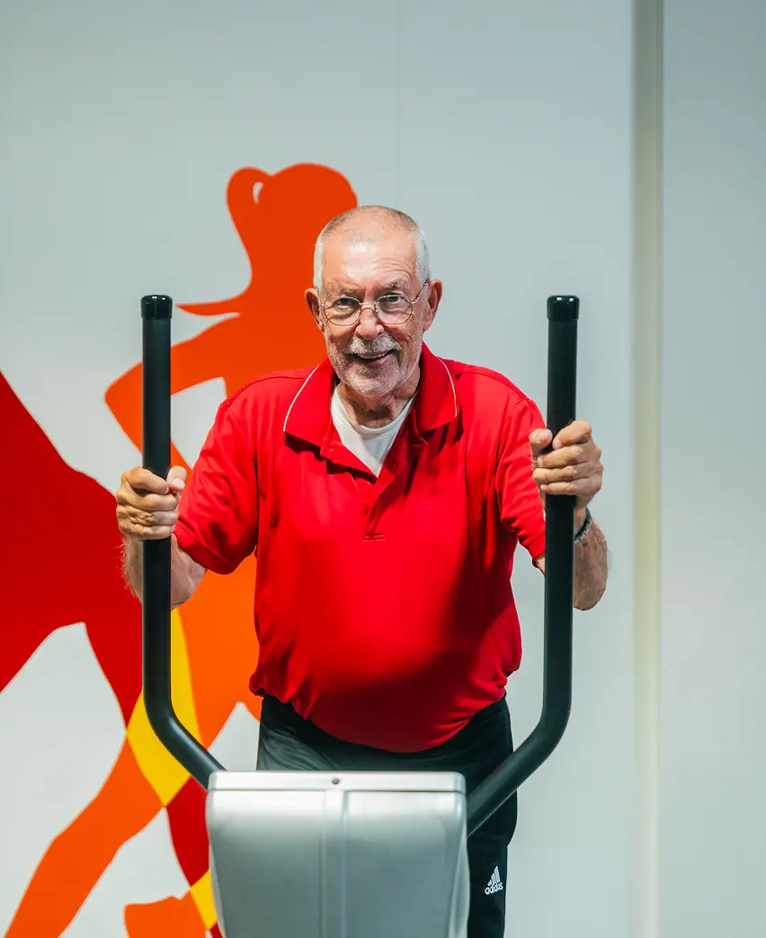 Mann trainiert am Milonzirkel im Gym