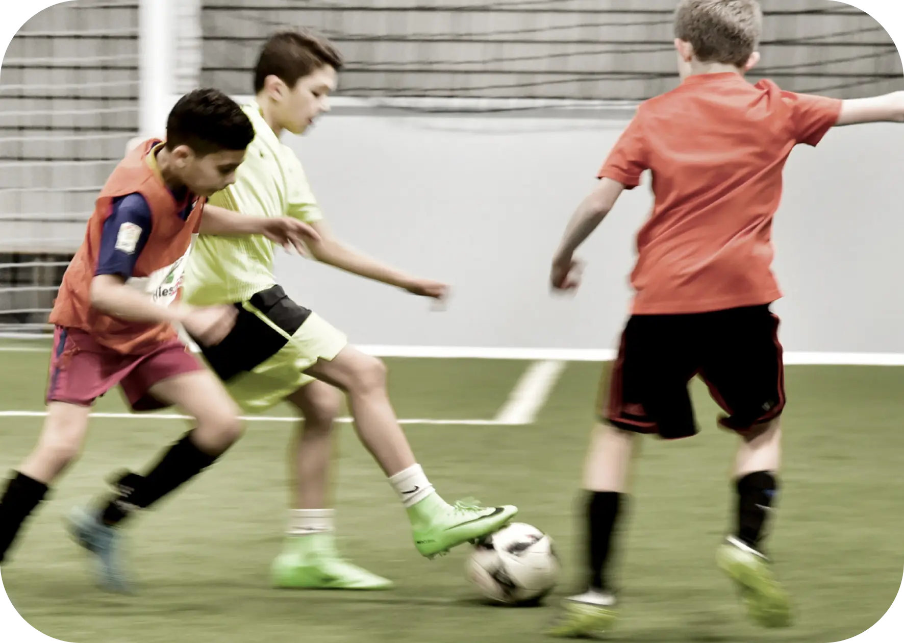 Jungs spielen Fußball
