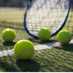 Tennisbälle und Tennisschläger