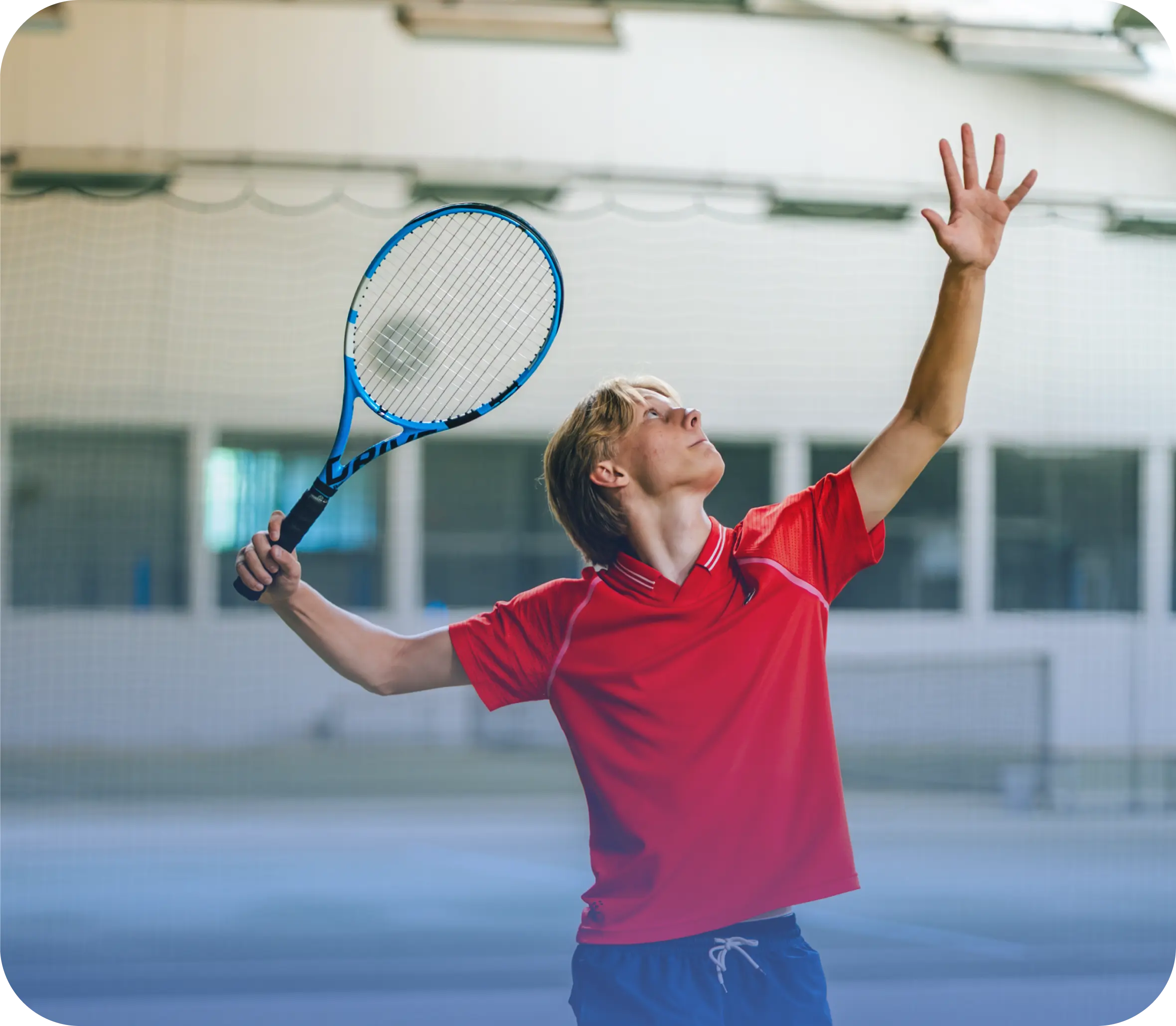 Junger Mann macht Aufschlag beim Tennis