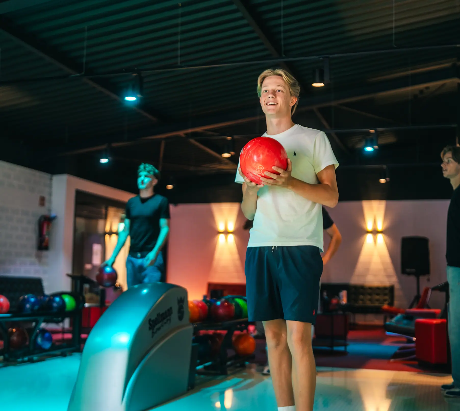 Junge lacht beim Bowling spielen