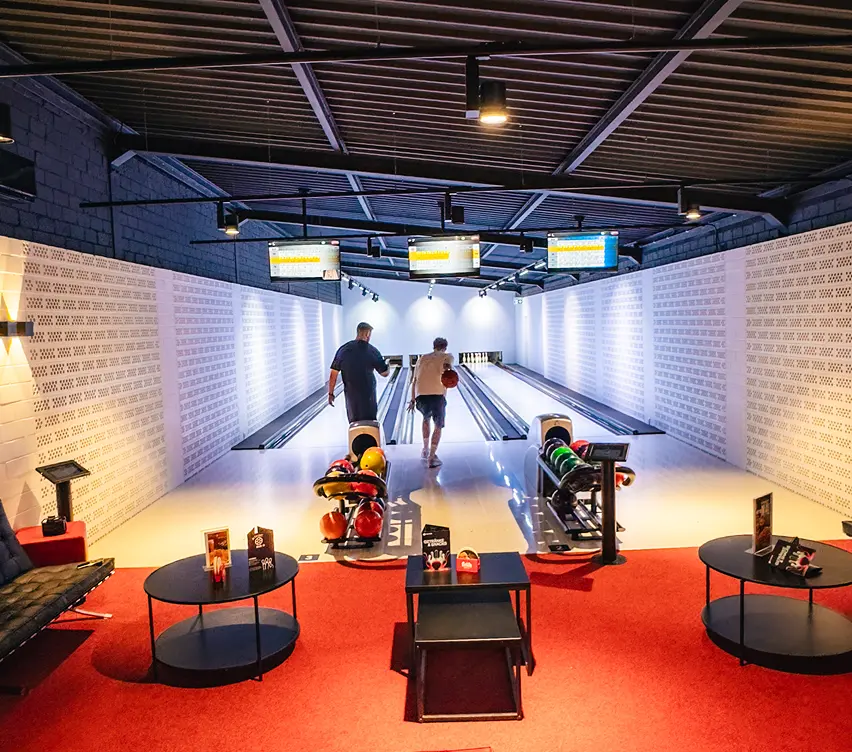 Junge wirft Bowlingkugel beim Bowlingevent