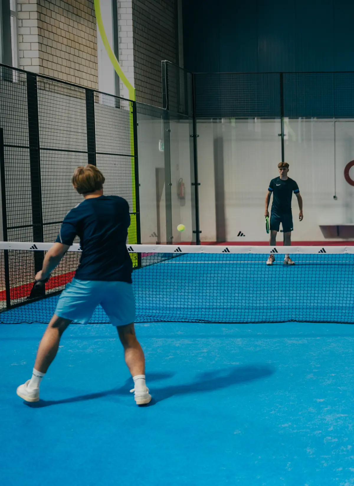 2 Männer spielen Padel