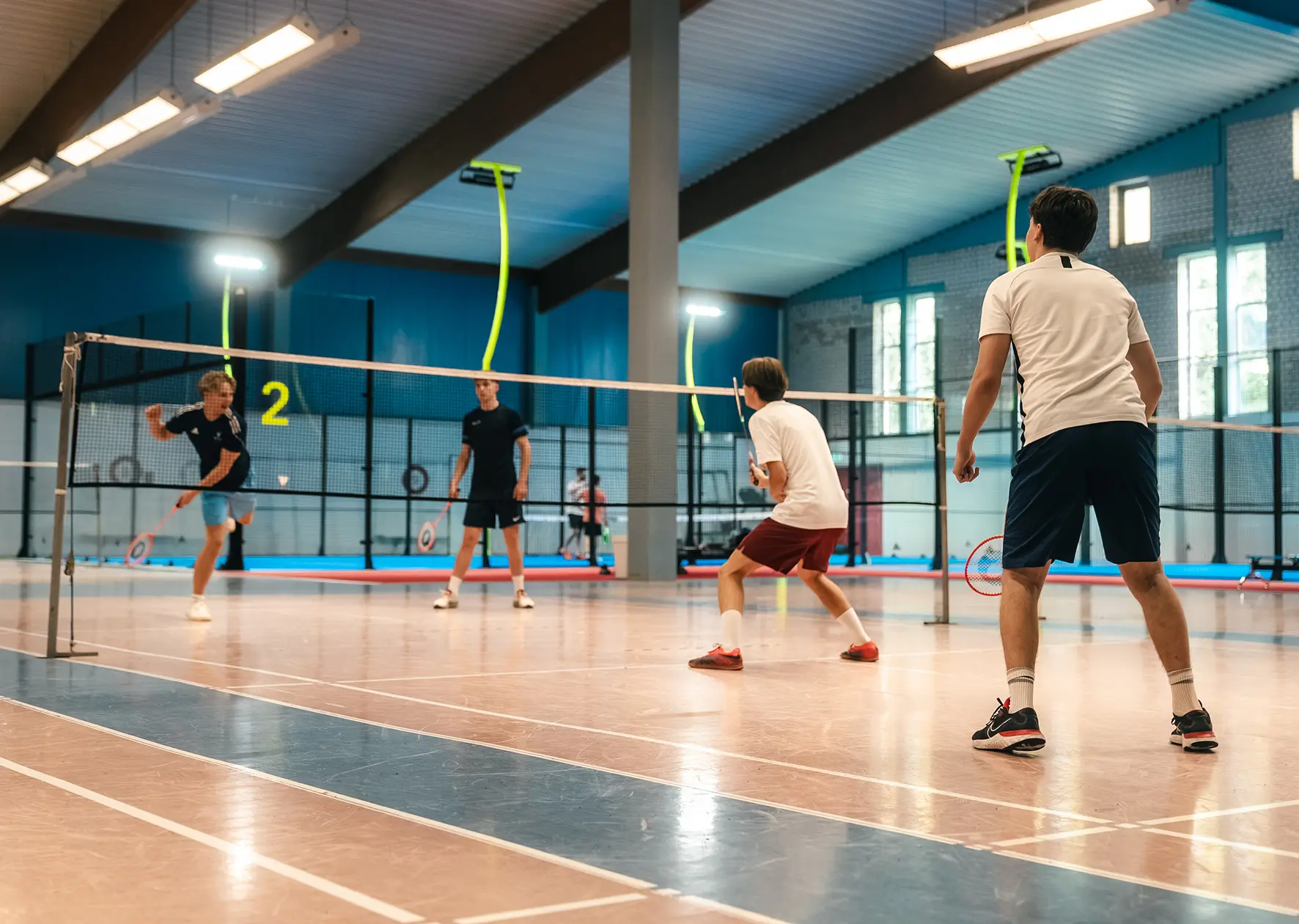 Gruppe spielt Badminton