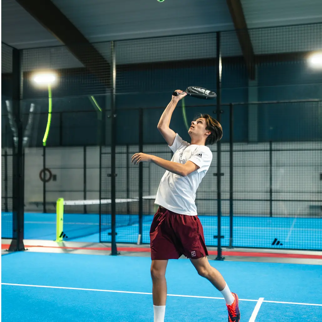 Mann spielt Padel