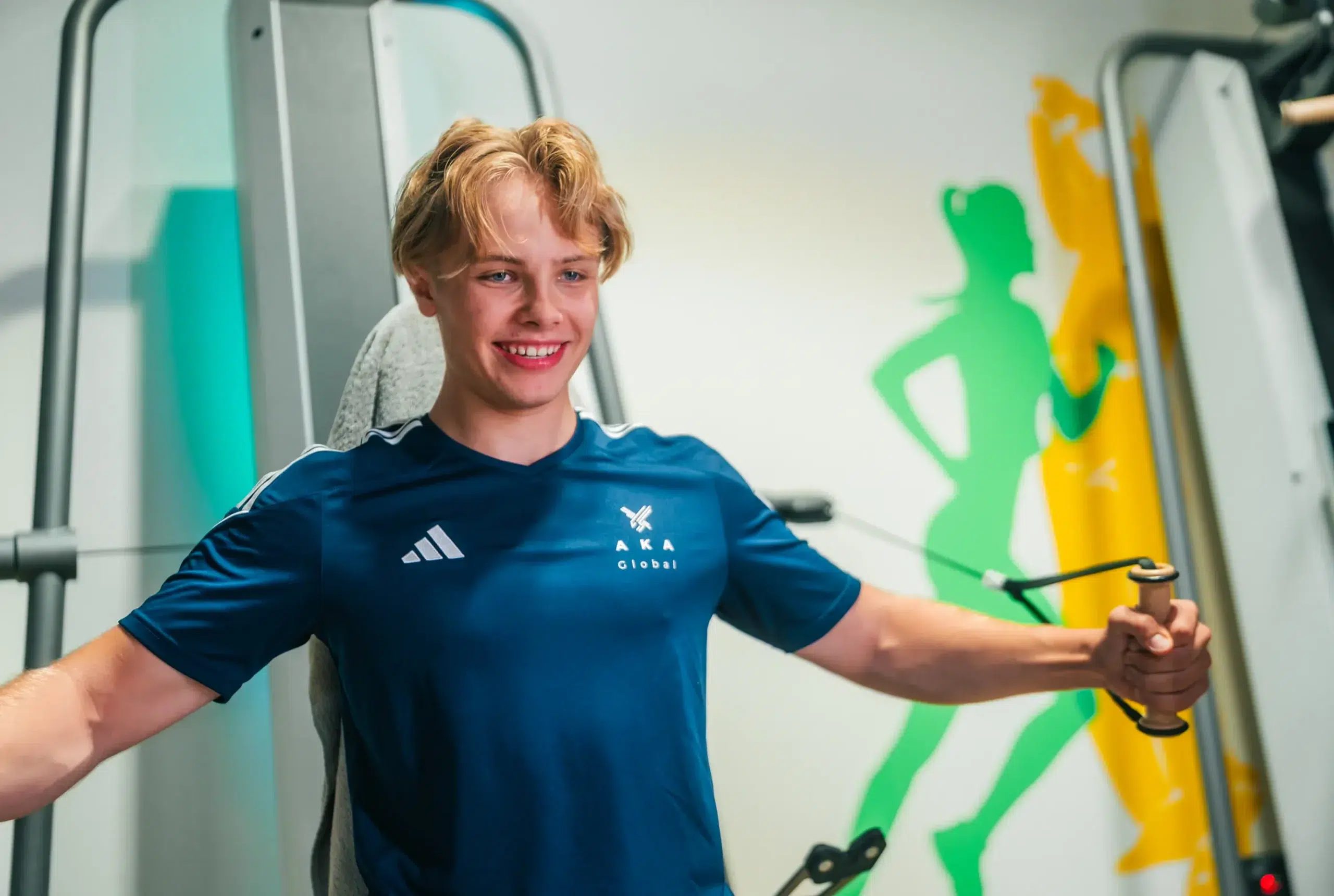 Mann trainiert an den Milon X Geräten