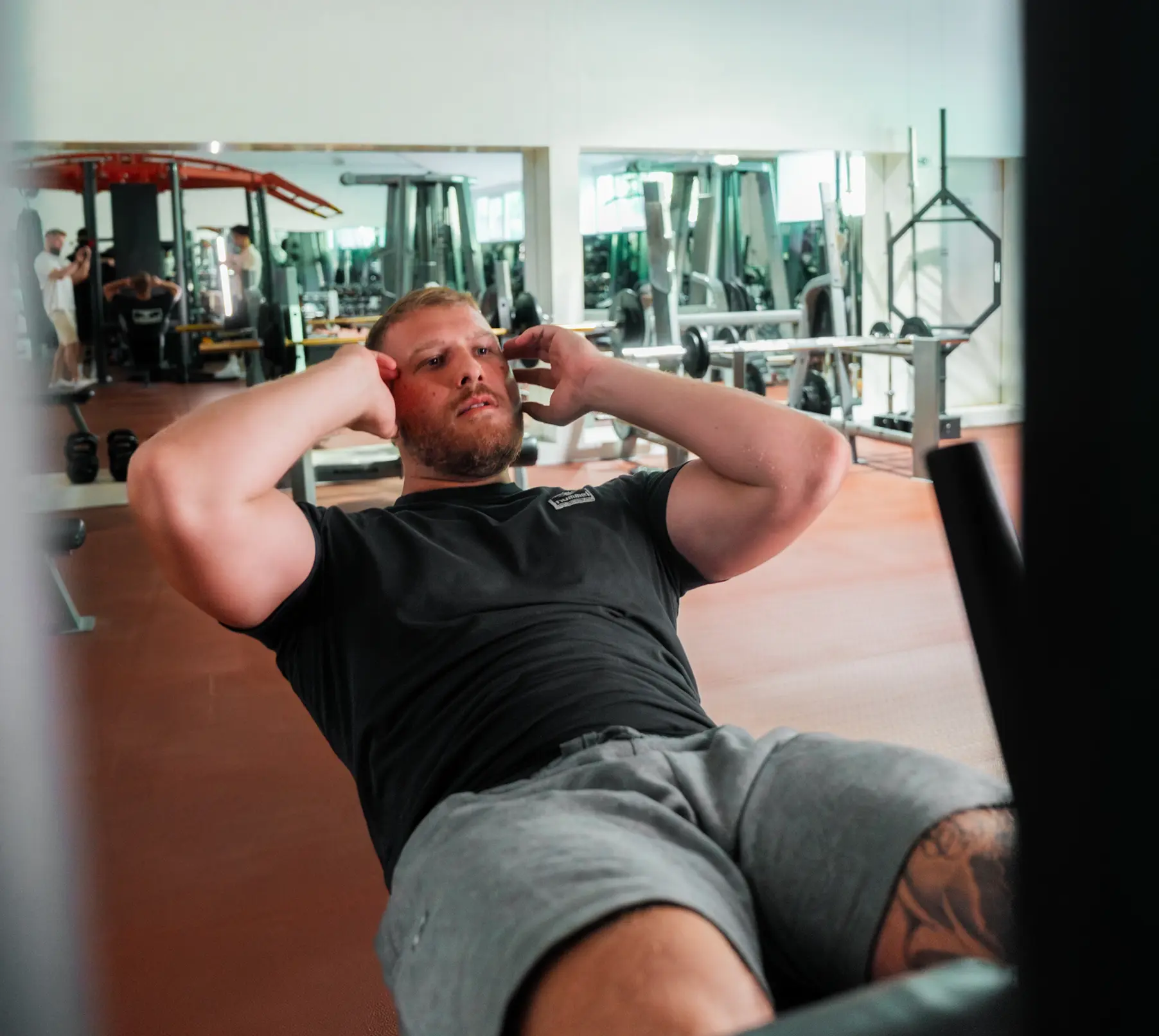 Mann macht im Fitnessstudio Kraftübungen