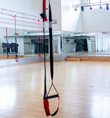 TRX Bänder in einem Gymnastikraum